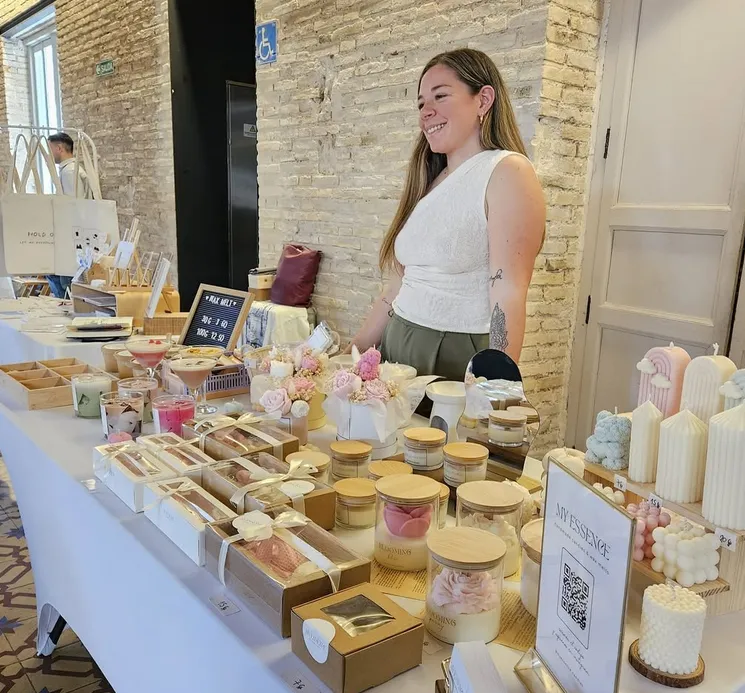 Danae Micaela de My Essence Candles en una feria de artesanía
