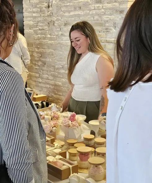 Danae Micaela Molina en su puesto de venta de velas artesanas