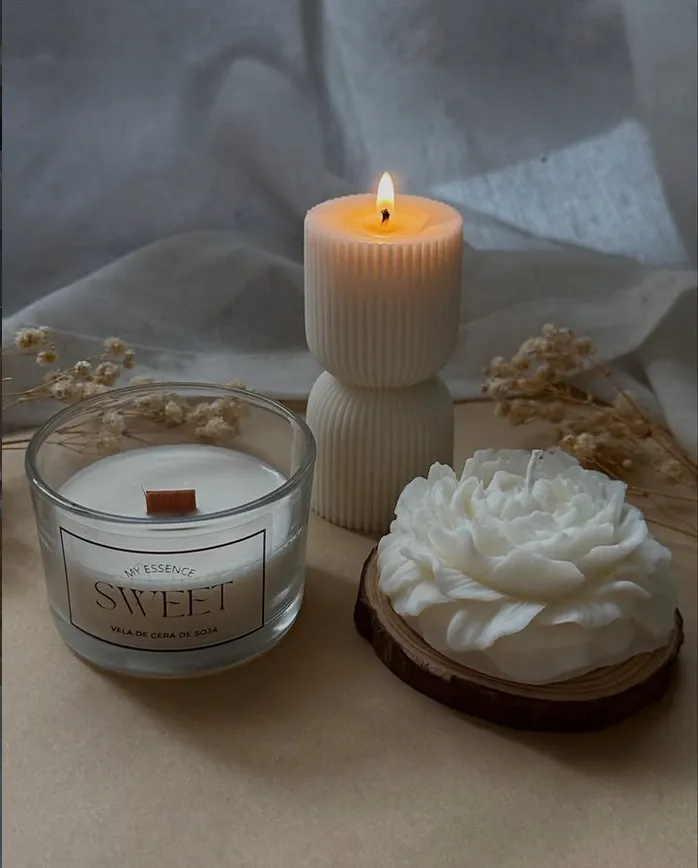 Expositor con velas originales y aromáticas